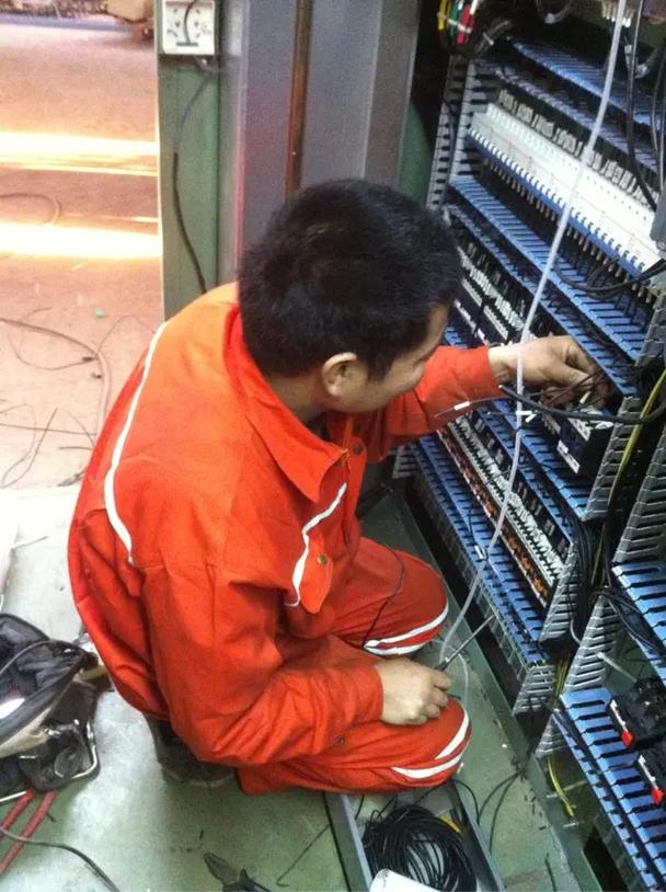 以專業(yè)焊接電氣安裝服務筑牢起重機行車安全之基——記老王靈巧應用技術攻克安裝難題